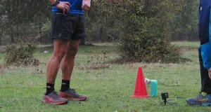 Las zapatillas con placa de carbono no mejoran el rendimiento en carrera por montaña