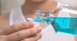 Los peligros del enjuague bucal: bueno para la higiene pero mejor usarlo con supervisión médica