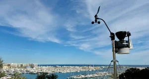 La UA y AVAMET instalan una nueva estación meteorológica en el casco urbano de Alicante