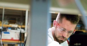 Hallan método químico más sostenible revoluciona la fabricación de perfumes, plásticos y detergentes