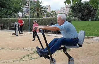 Los mayores evitan las noticias negativas, son de WhatsApp y confían en lo que escuchan en la radio