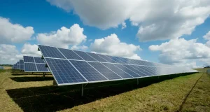 Más cerca de los materiales fotovoltaicos que regulan su temperatura: «ya tenemos las bases teóricas»