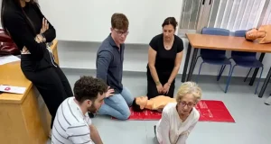Jóvenes de la Fundación Don Bosco aprenden técnicas de reanimación con voluntarios de la UHU