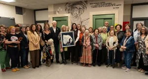 La UHU recibe el pañuelo de una de las Abuelas de la Plaza de Mayo de Buenos Aires