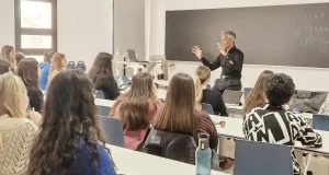 La IA obliga a cambiar los exámenes universitarios: «Ya no tiene sentido pedir un trabajo que solo vemos al final»
