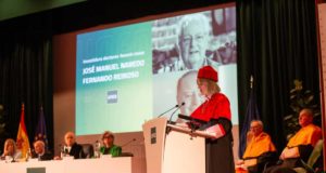 Fernando Reinoso y José Manuel Naredo, investidos doctores ‘honoris causa’ por la UNED