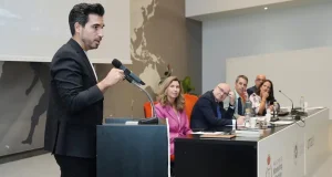 El escritor Javier Castillo, Egresado de Honor de la Facultad de Márketing y Gestión de la UMA