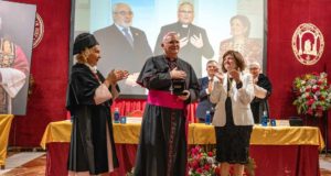 La UCAM entrega su Medalla de Oro al obispo de Cartagena