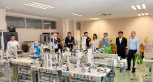 Representantes de un fabricante chino de baterías se interesan por el potencial I+D+i de la UJA