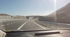 Un truco para que los conductores circulen más despacio: tiene que ver con las líneas de la carretera