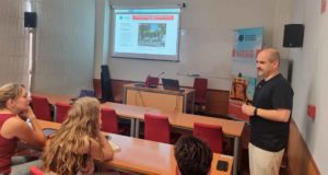 Los Cursos de Verano de la UNIA en Baeza se despiden con dos encuentros sobre cultura del olivar y jazz