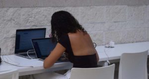 La UAL lanza dos asistentes virtuales para optimizar la atención y servicios