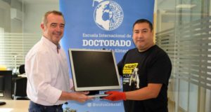 La Escuela de Doctorado de la UAL dona material informático a la Fundación Escuela Solidaria