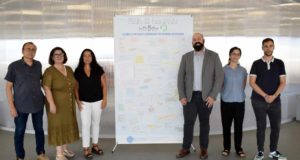 Un panel construido por los mensajes por la paz escritos por la comunidad de la UAL