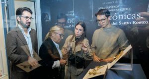 La UJA reúne una selección de copias del Santo Rostro de la Catedral de Jaén