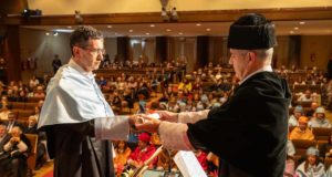Juan Mayorga levanta el telón de la UNED: ha sido investido honoris causa por esta universidad
