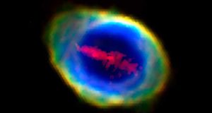 Los científicos están desconcertados: aparece una especie de barra de hierro en la Nebulosa del Anillo