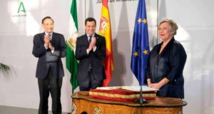 Carmen Vargas reivindica la universidad pública en su toma posesión como rectora de la US