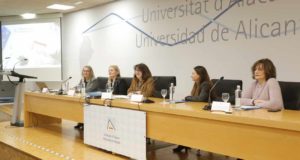 Investigadoras de diferentes disciplinas comparten sus experiencias en “Ciencia en femenino” de la UA