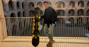 Un ingeniero de la UPCT diseña y fabrica una tabla de nieve a base de fibras sintéticas más barata de producir que dobla la vida útil de las convencionales