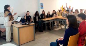Un grupo de estudiantes japoneses aprenden español y enseñan su cultura en la UAL
