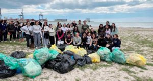 Más de 200 estudiantes de Educación Infantil de la UA limpian la playa alicantina de San Gabriel