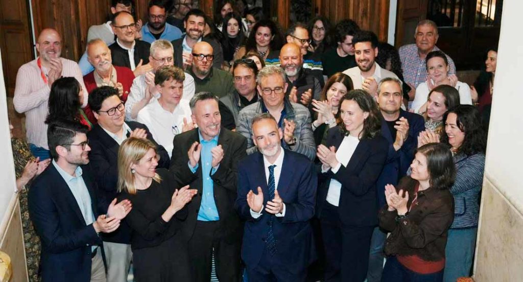 El rector electo con su equipo.