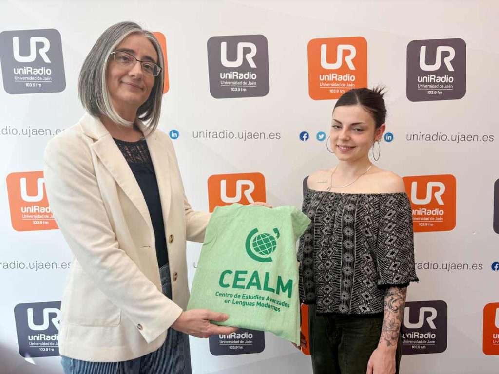 Belén Díez Bedmar ha entregado uno de los premios del Concurso de Micro Abierto a Elena Mercado Espinosa.