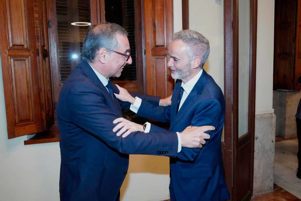Juan José Luján felicita al rector electo.