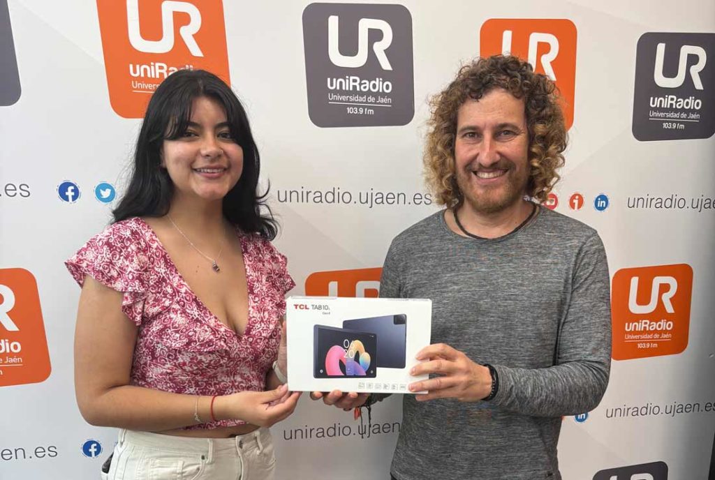 Manuela Alegría Enríquez recibe uno de los premios del Concurso de Micro Abierto de UniRadio Jaén de manos de Julio Ángel Olivares.
