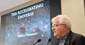 Brian Schmidt en la UAL: “Pensábamos que el universo era simple, pero es mucho más complejo”
