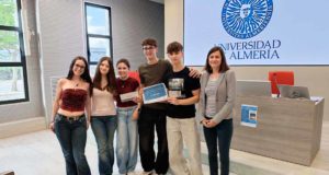 Alumnos preuniversitarios investigan el potencial del hidrógeno verde, bioplásticos y microalgas