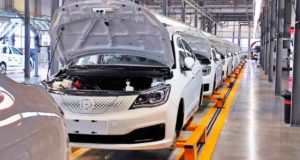 Estudiantes de la UJA podrán hacer prácticas en una fábrica de coches eléctricos en Linares