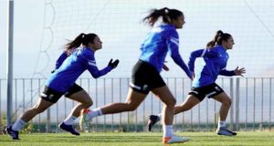 Las futbolistas de banda soportan hasta tres veces más carga física que las defensas centrales