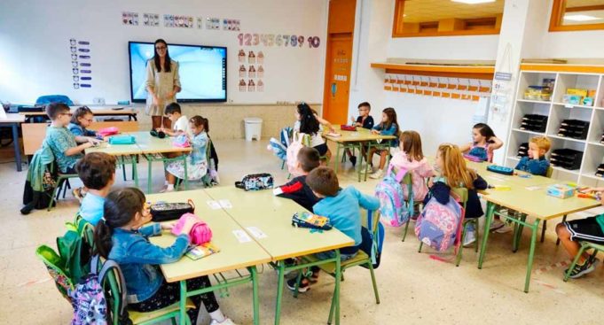 La formación del profesorado es insuficiente para los retos de la educación: la UNED aclara cómo mejorarla