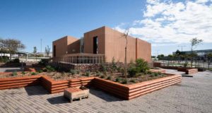 Una casa de barro que combate el calor sin aire acondicionado: un laboratorio bioclimático en Málaga