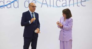 El ex rector Manuel Palomar recibe la Medalla de Oro de la Universidad de Alicante
