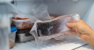 Los envases de plástico pueden transferir sustancias químicas al pescado incluso en la nevera