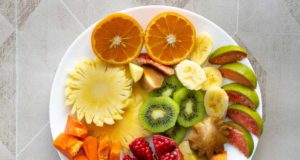 Caen los mitos sobre comer fruta de noche: no es bueno, es buenísimo