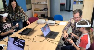 Entrenar con robots sin estar delante de uno: la realidad virtual de la UMA crea una fábrica segura para aprender