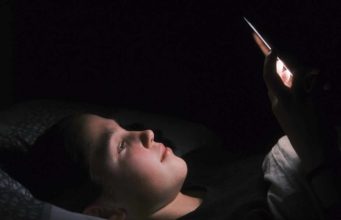 Una profesora de la UMU explica en un libro cómo afectan las pantallas al cerebro de los niños