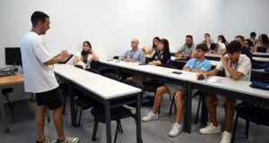 ¿Cómo convertirse en DJ profesional? Un curso de verano de la UAL enseña desde las mezclas hasta el márketing personal
