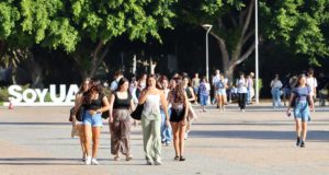 Los estudiantes españoles dependen más de sus familias y reciben menos apoyo público que los europeos