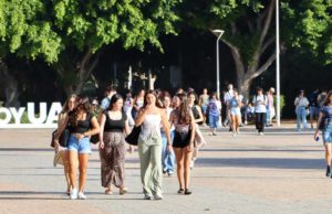 Los estudiantes españoles dependen más de sus familias y reciben menos apoyo público que los europeos