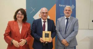 Francis Mojica recibe la medalla de honor de la Red Vives por haber reinventado la modificación genética