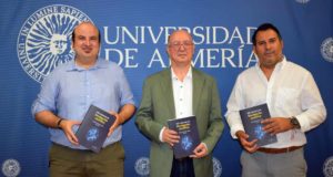 La UAL reúne en un libro 200 artículos de divulgación científica publicados en prensa para acercar la ciencia a la sociedad