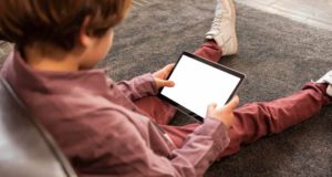 ¿Cómo vivir un verano libre de pantallas? Los trucos para reducir el uso del móvil en niños y adolescentes