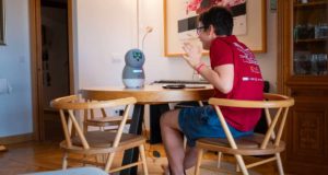 El robot que enseña emociones para ayudar a niños con autismo en sus terapias