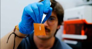 Unos parches electrónicos de bajo coste permiten fabricar sensores para monitorizar el estado de salud