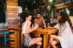 El 84,4% de los españoles prefiere quedar en persona antes que relacionarse por internet